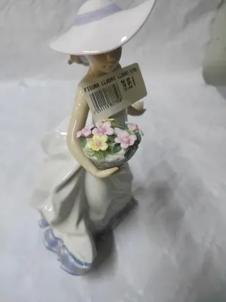 Figura Lladro 5790 Niña con Flores