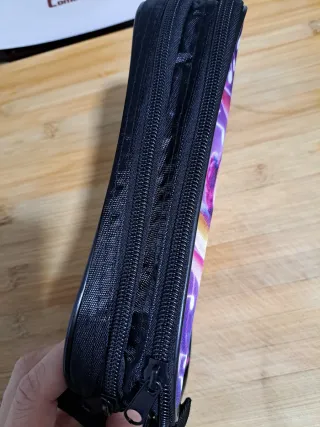 Estuche escolar con diseño de chicas cantando