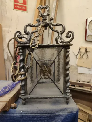 Farol antiguo con escudo del Régimen Franquista