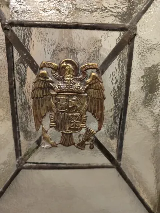 Farol antiguo con escudo del Régimen Franquista