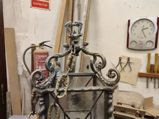 Farol antiguo con escudo del Régimen Franquista