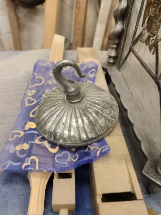 Farol antiguo con escudo del Régimen Franquista