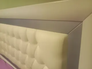 Cabecero de cama tapizado con Marco blanco y plata