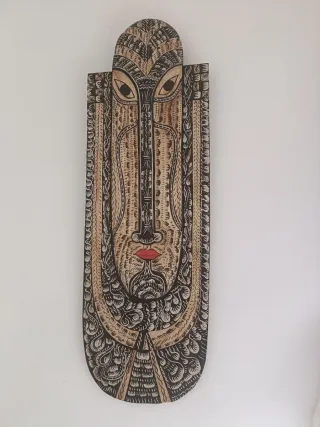 Máscara de madera tallada artesanal
