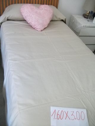 Alfombra beige y morada, colchas, cojines