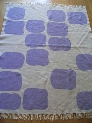 Alfombra beige y morada, colchas, cojines