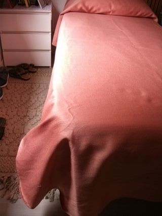 Alfombra beige y morada, colchas, cojines