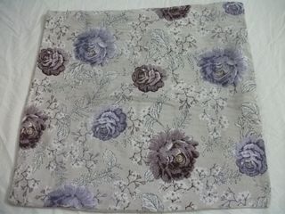 Alfombra beige y morada, colchas, cojines