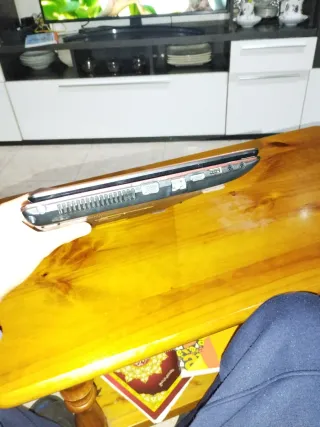 Ordenador portátil Acer rosa/rojo