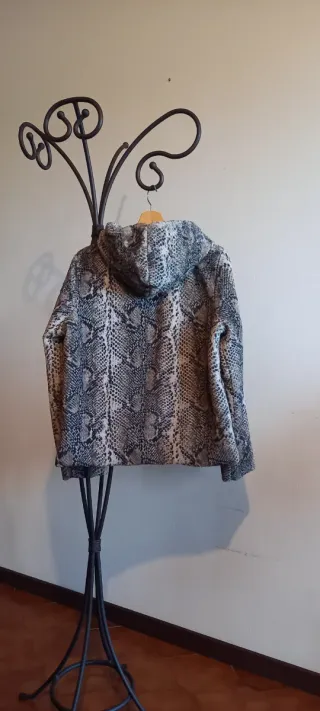 Giacca con stampa pitone