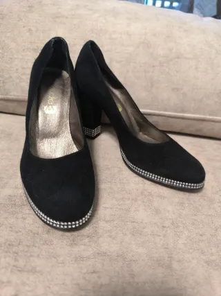 Zapatos de tacón negros con pedrería