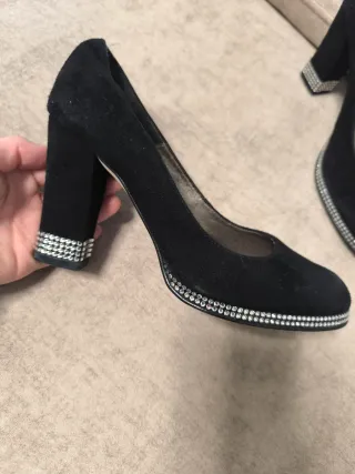 Zapatos de tacón negros con pedrería