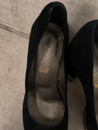 Zapatos de tacón negros con pedrería