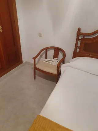 Dormitorio con cama individual 1,10m de madera.