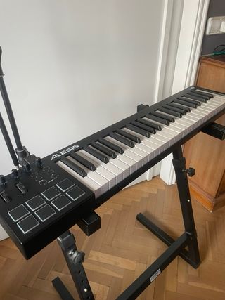 Teclado MIDI Alesis + Soporte