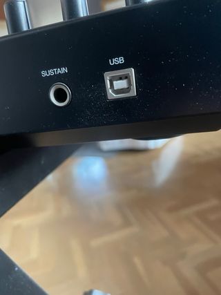 Teclado MIDI Alesis + Soporte