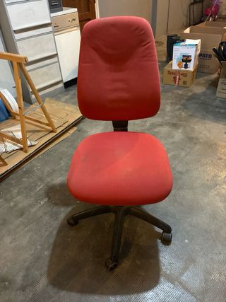 Silla de oficina giratoria roja con ruedas