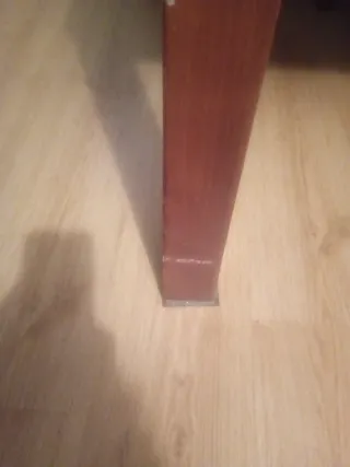 Mesa rectangular extensible de comedor de madera.