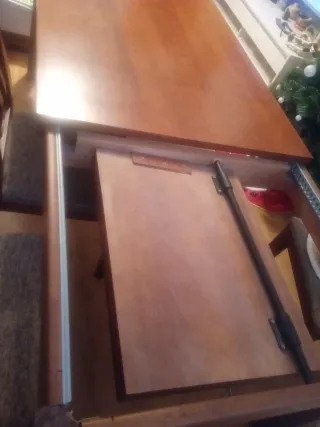 Mesa rectangular extensible de comedor de madera.