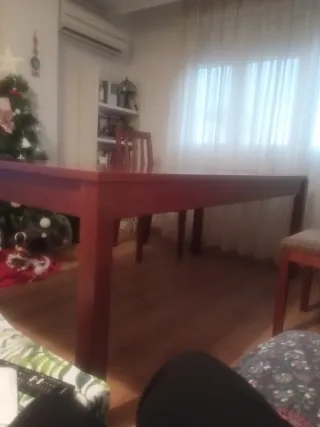 Mesa rectangular extensible de comedor de madera.