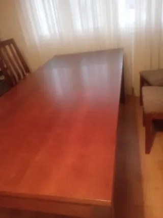 Mesa rectangular extensible de comedor de madera.