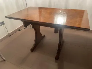 Mesa de comedor de madera