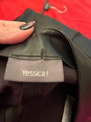 Falda polipiel negra rodilla