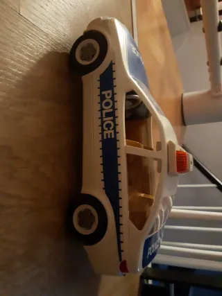 Dos coches de policía. entrega a tu casa