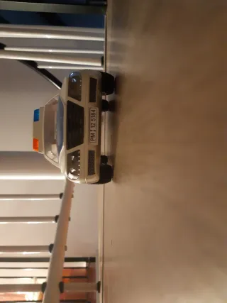 Dos coches de policía. entrega a tu casa