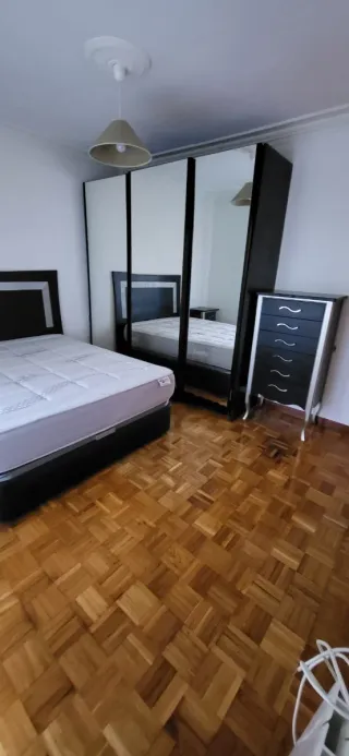 Habitación para parejas en piso compartido.