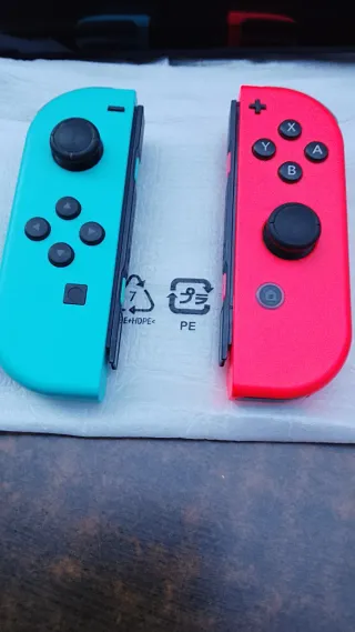 Nintendo Switch con Joy-Con Azul y Rojo