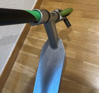 Patinete Oxelo con mangos verdes