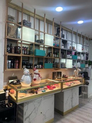 Estanterías de diseño madera y cubos de luz