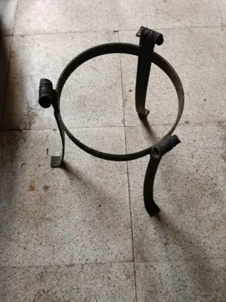 Trípode de hierro forjado