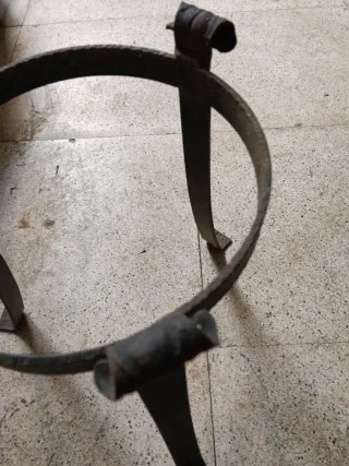 Trípode de hierro forjado