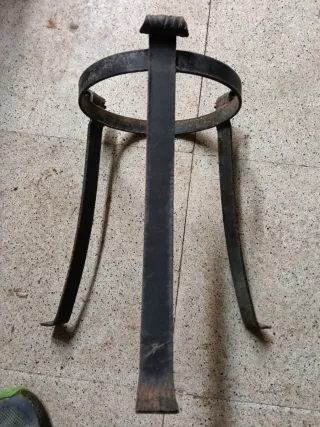 Trípode de hierro forjado