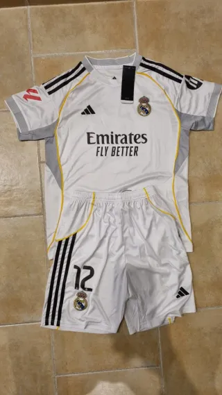 Camiseta R.Madrid 25/26 de niño talla 28. Nueva