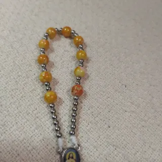 Rosario de mano con cuentas naranjas y amarillas
