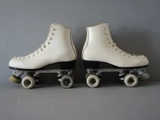 Pattini a rotelle bianchi CF 41