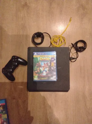 PS4 (PlayStation 4) Negra + 1 Mando + 4 Juegos