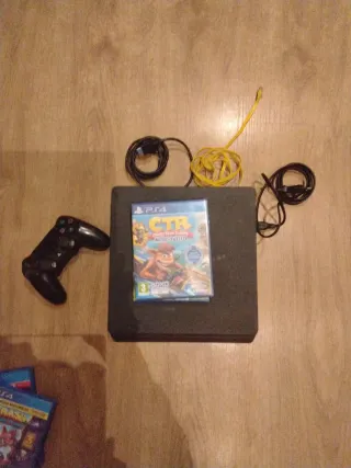 PS4 (PlayStation 4) Negra + 1 Mando + 4 Juegos