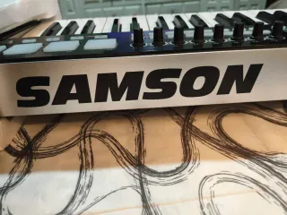 Controlador MIDI USB SAMSON Graphite 49