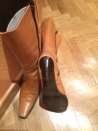 Botas de piel marrón altas