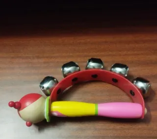 Sonajero de madera para bebés