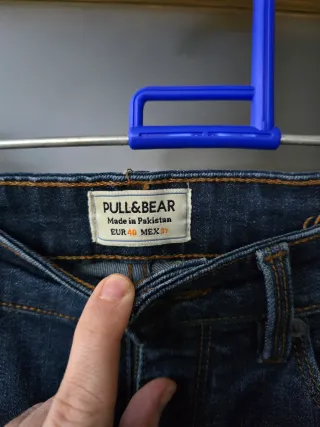 Pantalón vaquero Pull&Bear azul, talla 40.