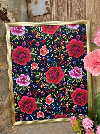 Cuadro dorado metal con claveles de colores