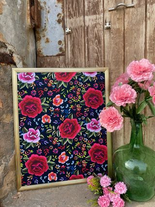 Cuadro dorado metal con claveles de colores