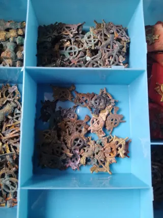 Lote insignias militares (200-300 uds)