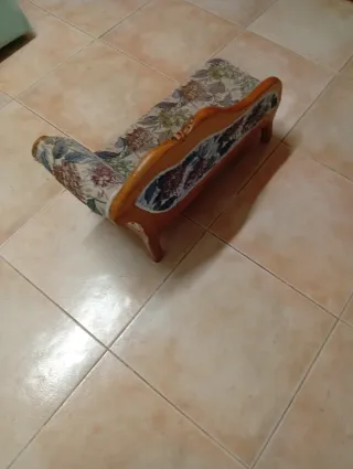 Diván de tela y madera