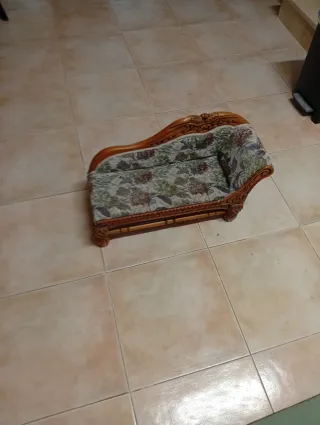 Diván de tela y madera